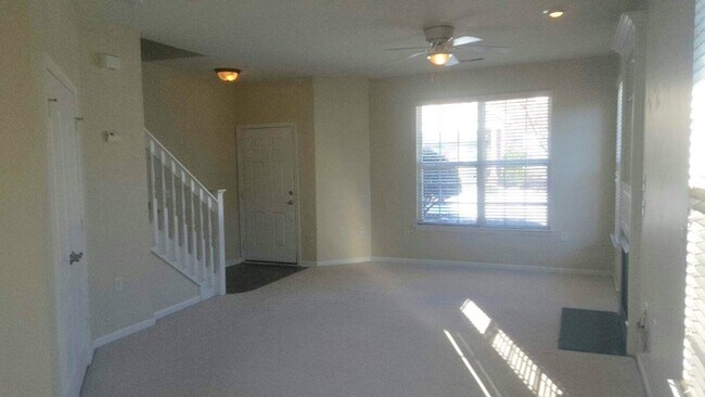 Foto del edificio - 1017 Farrcroft Way