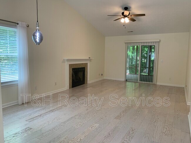 Building Photo - 560 Grand Woods Dr