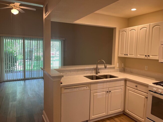 Foto del edificio - Beautiful Townhome - Woods Edge