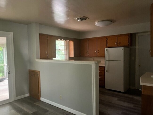Building Photo - 3 bed 1 bath Single Family Home with 1 car attached Garage