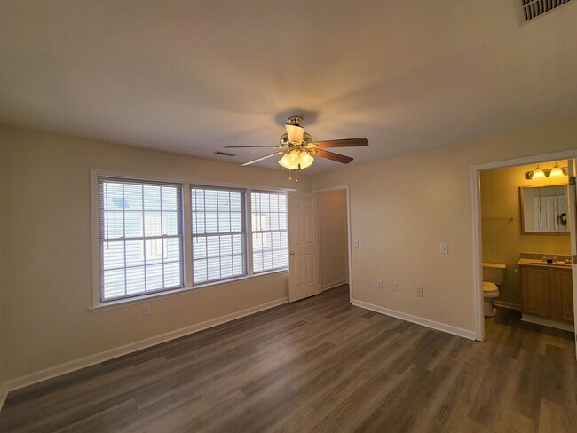 Foto del edificio - Newly Renovated - 2 Bedroom, 2.5 Bath Townhome Near Med Center - Available 08/05!