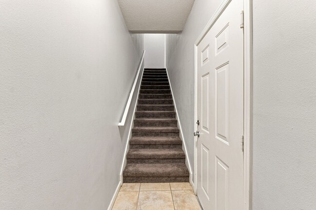 Building Photo - Absolutely Stunning 3 BR/2 BA/2 Car Garage Condo in gorgeous Gated New Tampa resort style community.