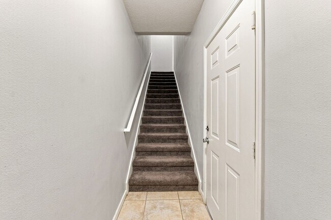 Foto del edificio - Absolutely Stunning 3 BR/2 BA/2 Car Garage Condo in gorgeous Gated New Tampa resort style community.