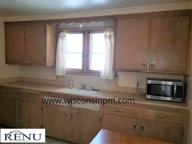Building Photo - Wauwatosa Upper Duplex