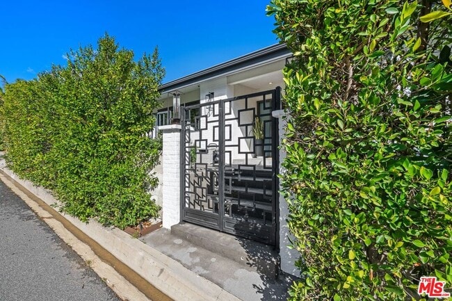 Building Photo - 2120 San Ysidro Dr