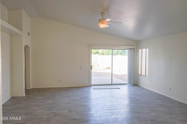 Foto del edificio - 778 E Park Ave