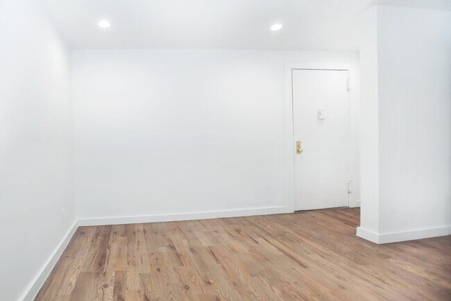 Building Photo - 211 W 149th St