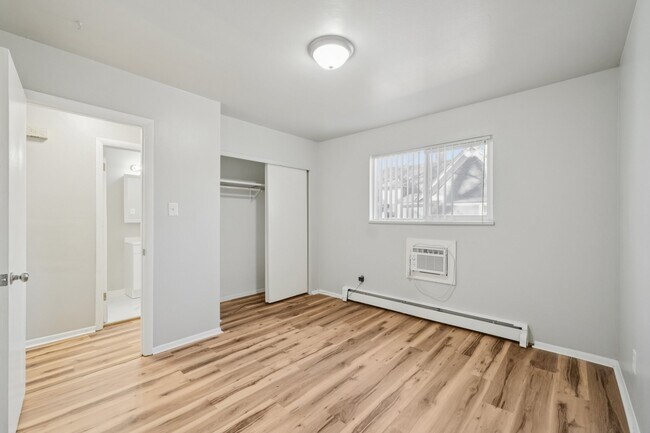Building Photo - 319-321 E Brookside St