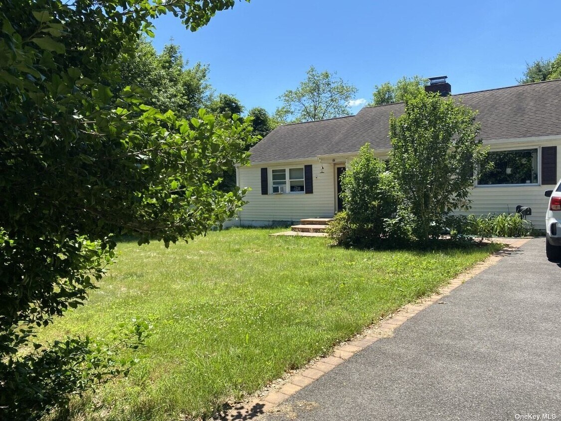 4 Stiles Dr, Melville, NY 11747 House Rental in Melville, NY