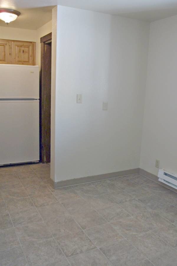 Dining area - 158 Adams St