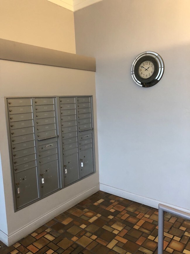 Centro de correo - 7020 S Jeffery Ave