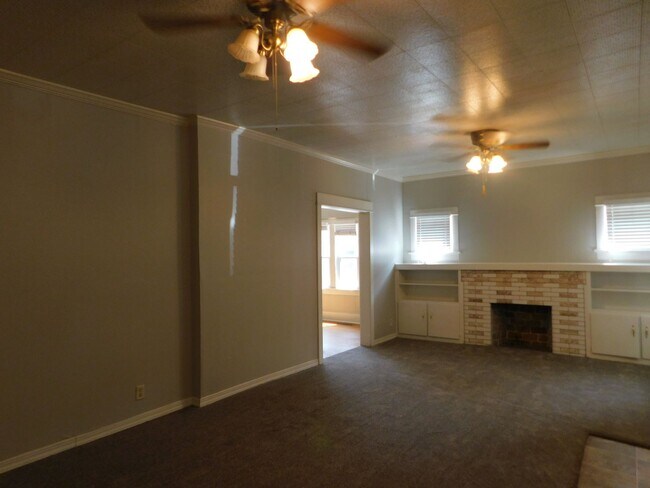 Building Photo - Lots of character in this 3 bedroom/1 bath...