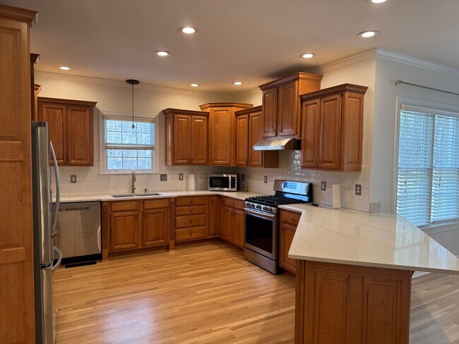Foto del edificio - Stunning 4BR Executive Style Home in Brentwood