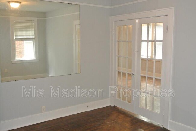 Building Photo - 724 E 49th St
