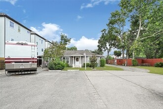 Building Photo - 2302 Hoskins Dr