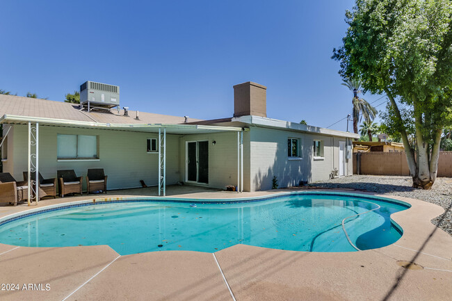 Building Photo - 2138 S Los Feliz Dr