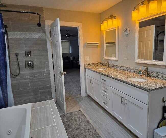 Foto del edificio - 3329 Macdonald Rd