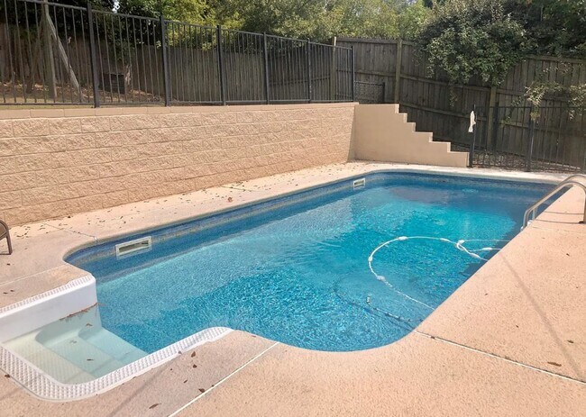 Foto del edificio - Hilltop Living with a Pool, Loft & Spacious Backyard