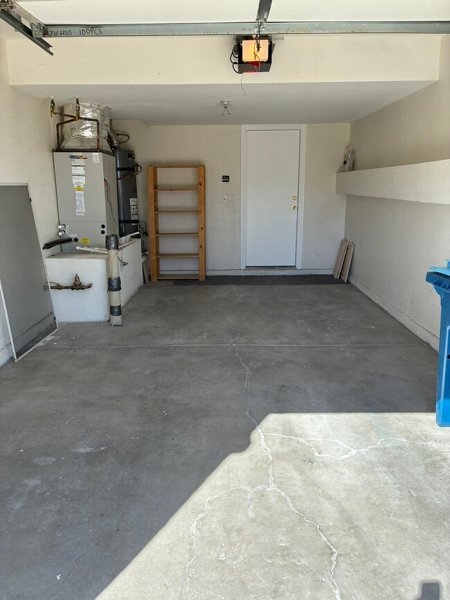 1 car garage - 215 Oro Canyon St
