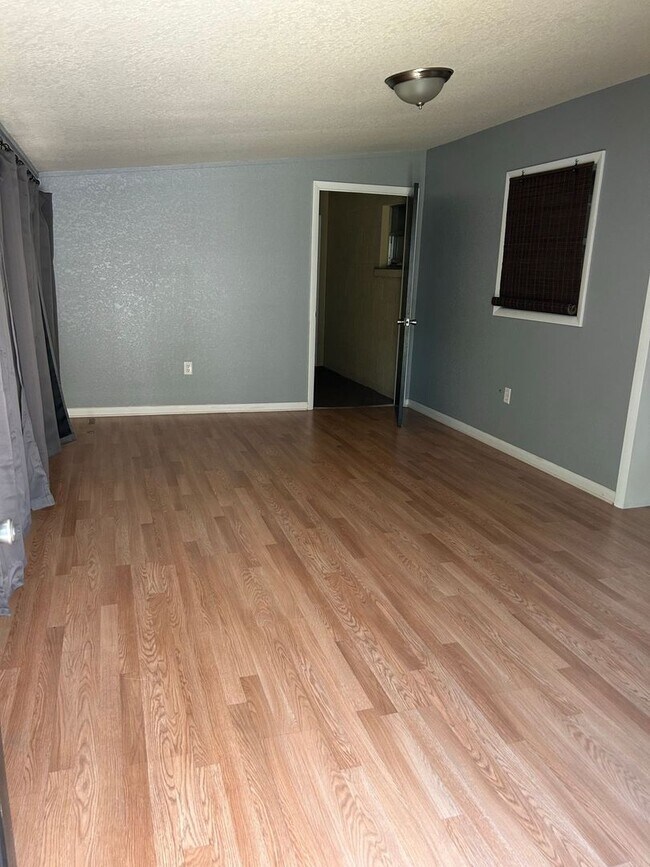 Building Photo - Three bedroom one bath - Bartow