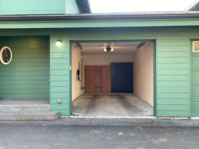 Foto del edificio - Townhouse On Private Drive In White Salmon, WA