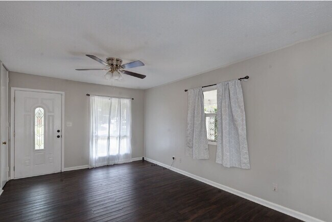 Building Photo - 4527 Fairview Dr
