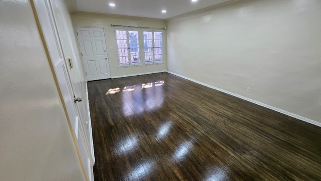 Foto del edificio - 120 N Gale Dr