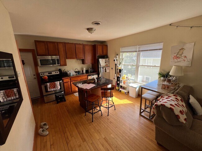 Foto del edificio - Spacious Two-Bedroom Upper with Lofted Bonus Space on Milwaukee’s Upper East Side