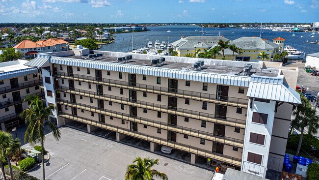 Foto del edificio - 807 River Point Dr