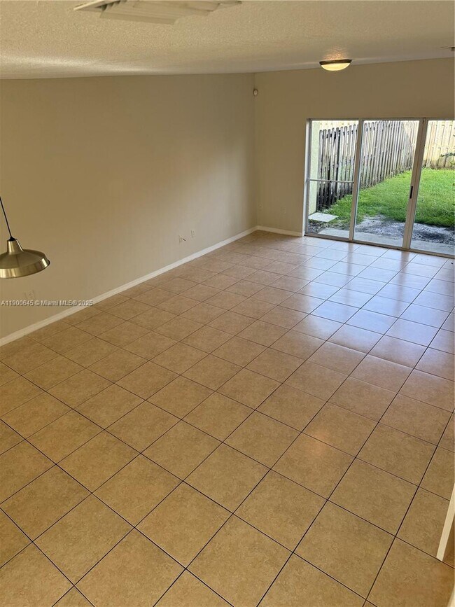 Foto del edificio - 20439 NW 15th Ave