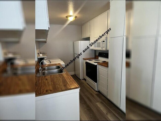 Building Photo - 641 Oakwood Dr. # 3