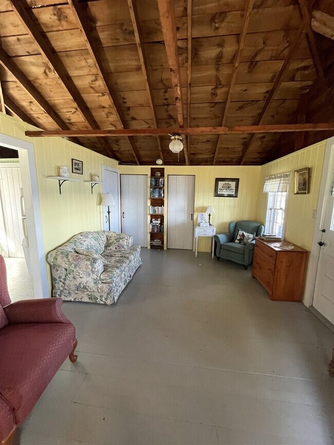 Foto del edificio - 747 Sebago Rd