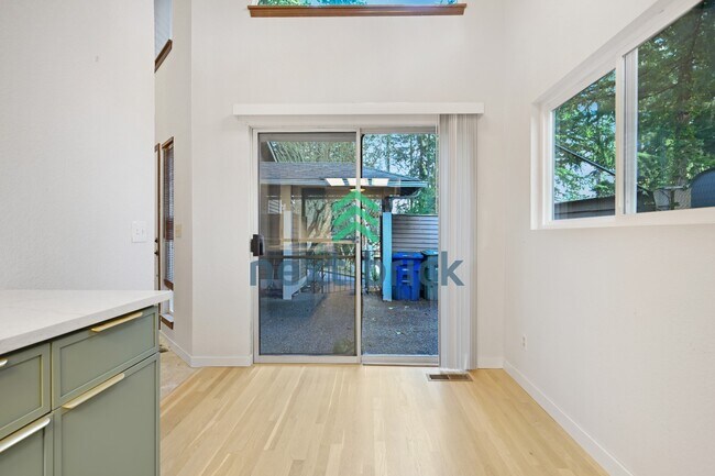 Foto del edificio - Lake Sammamish View Home with Spacious Decks in Prime Bellevue Location