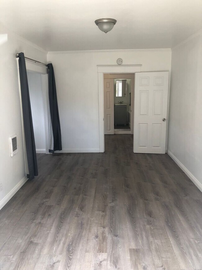 Foto del edificio - Lower 1 Bedroom Backhouse near Downtown Lo...