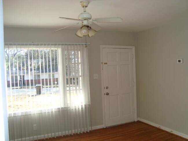Foto del edificio - Two Bedroom One Bath with fence available ...