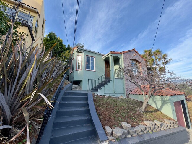 Building Photo - 645 Jean St