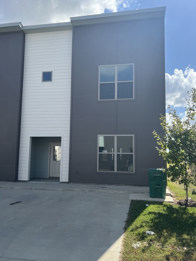 Building Photo - 113 Firethorn Dr