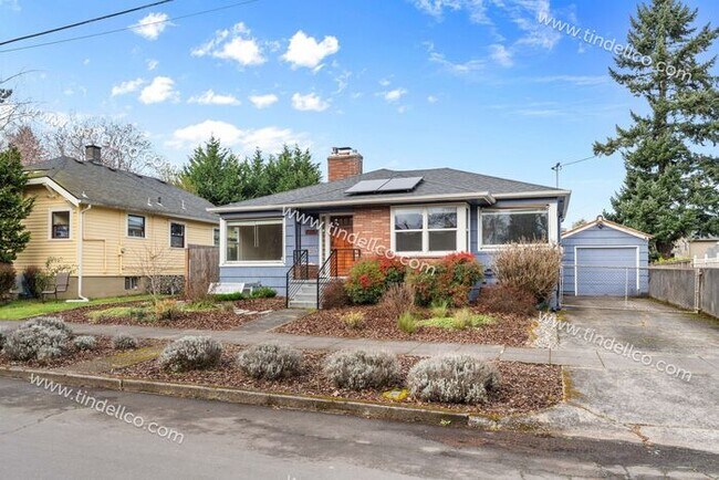 Foto del edificio - Charming 4-Bedroom Home in St. Johns with Finished Basement & Spacious Living Areas