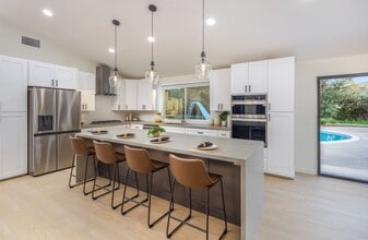 Building Photo - 12821 Avenida La Valencia
