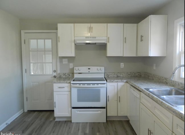 Building Photo - 719 E Division St