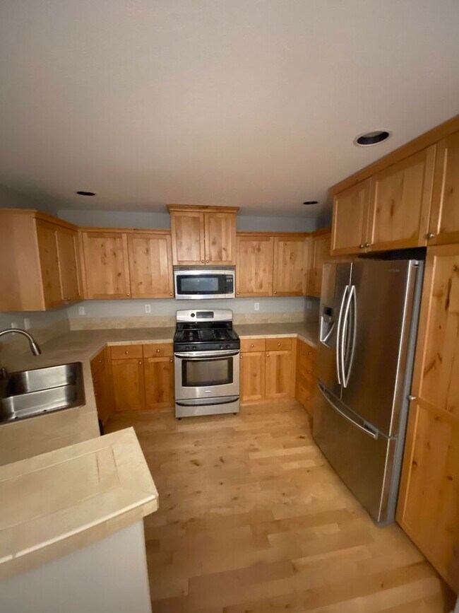 Foto del edificio - 3 bedroom,  2 1/2 bath townhouse