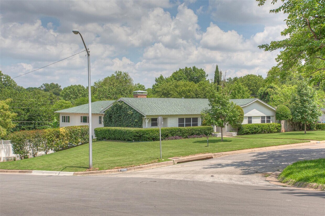 Foto principal - 1701 Versailles Rd