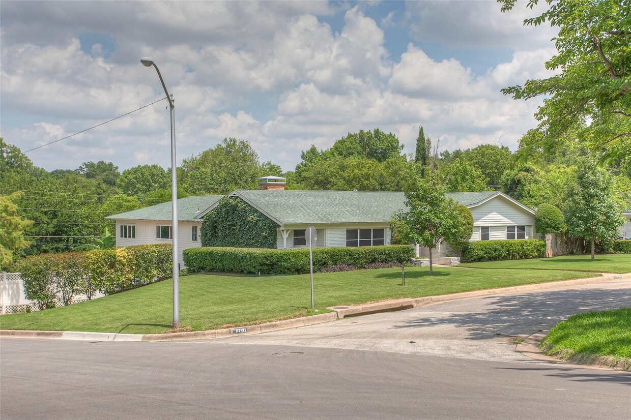 Photo - 1701 Versailles Rd (Fort Worth, TX)