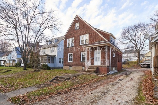 Building Photo - Large Firestone 4 Bed Brick Home