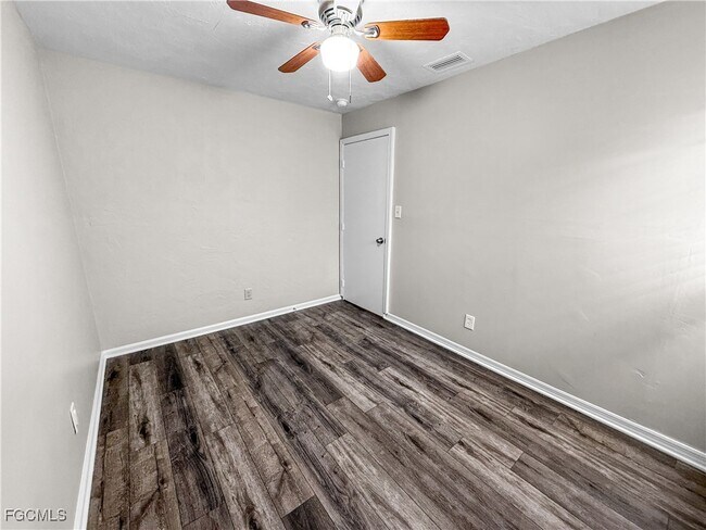 Foto del edificio - 3744 Estelle Ave