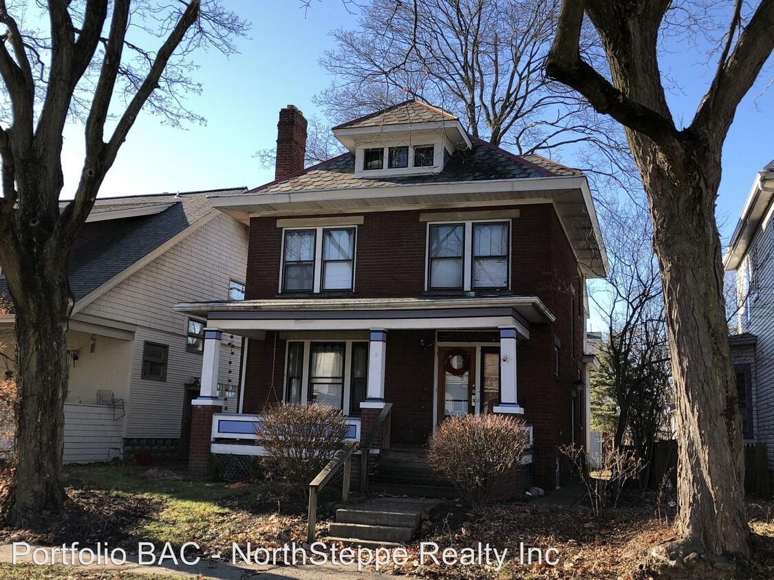 Primary Photo - 2329 Indianola Ave