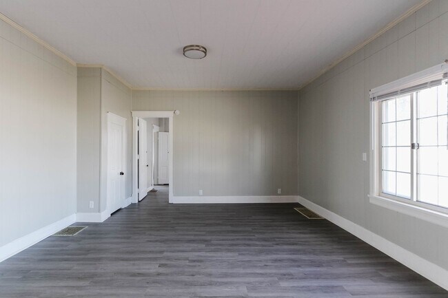 Building Photo - Spacious 4-Bedroom Home Near Ball State!