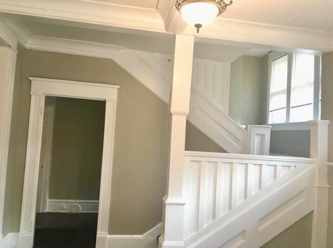 Building Photo - 3850 E 62nd St