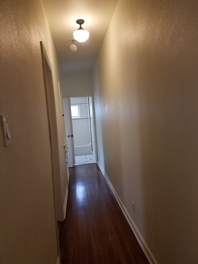 Building Photo - 2102 S Palm Grove Ave