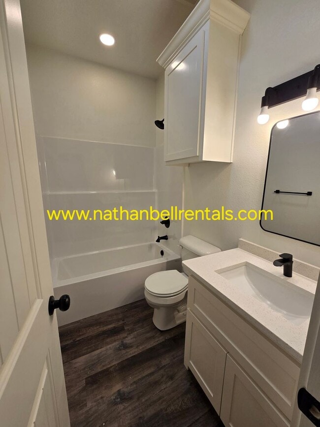 Building Photo - 2 Bed / 2 Bath Duplex